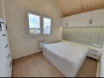 Casa móvil «Reale II» 12x4 m – tejado a 30° con estufa de pellets y techo de madera (3 dormitorios)