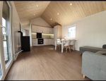 Casa móvil «Reale II» 12x4 m – tejado a 30° con estufa de pellets y techo de madera (3 dormitorios)