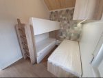 Casa móvil «Reale II» 12x4 m – tejado a 30° con estufa de pellets y techo de madera (3 dormitorios)