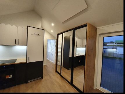 Nueva casa móvil 10x4 m «Modelo II» – tejado 30° con calefacción híbrida y chimenea de pellets (bajo pedido)