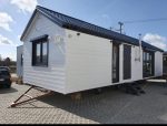 Casa móvil «Reale II» 12x4 m – tejado a 30° con estufa de pellets y techo de madera (3 dormitorios)