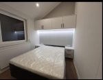 Nueva casa móvil 10x4 m «Modelo II» – tejado 30° con calefacción híbrida y chimenea de pellets (bajo pedido)