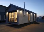 Nueva casa móvil 10x4 m «Modelo II» – tejado 30° con calefacción híbrida y chimenea de pellets (bajo pedido)
