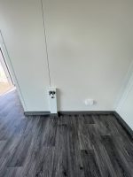 Módulo habitable prefabricado 21 m² (7x3 m) – acabado madera de nogal y baño con bañera