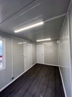Módulo prefabricado 14 m² (6×2,4 m) con zona sanitaria – oficina aislada y dividida (paneles 50 mm)