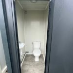 Módulo sanitario individual 120×120 cm – WC y lavabo (gris antracita aislado)