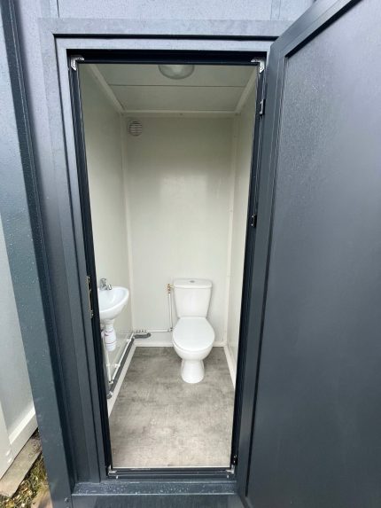 Módulo sanitario individual 120×120 cm – WC y lavabo (gris antracita aislado)
