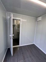 Módulo prefabricado 14 m² (6×2,4 m) con zona sanitaria – oficina aislada y dividida (paneles 50 mm)