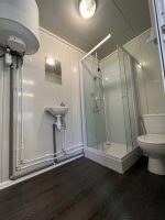 Módulo prefabricado 14 m² (6×2,4 m) con zona sanitaria – oficina aislada y dividida (paneles 50 mm)