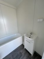 Módulo habitable prefabricado 21 m² (7x3 m) – acabado madera de nogal y baño con bañera