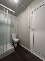 Módulo prefabricado 14 m² (6×2,4 m) con zona sanitaria – oficina aislada y dividida (paneles 50 mm)