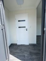 Módulo habitable prefabricado 21 m² (7x3 m) – acabado madera de nogal y baño con bañera