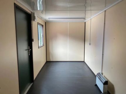 Contenedor oficina 20 pies (6 m) – aislado y cableado con persiana de seguridad (listo para usar)
