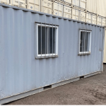 Contenedor de oficina para obra 20 pies de acero – usado operativo con barras de seguridad