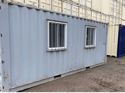 Contenedor de oficina para obra 20 pies de acero – usado operativo con barras de seguridad
