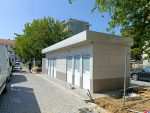 Monobloque de servicios «Urban Prestige» 10x3 m – acabado HPL y tejado doble (baños múltiples + accesible)
