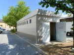 Monobloque de servicios «Urban Prestige» 10x3 m – acabado HPL y tejado doble (baños múltiples + accesible)