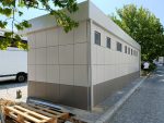 Monobloque de servicios «Urban Prestige» 10x3 m – acabado HPL y tejado doble (baños múltiples + accesible)