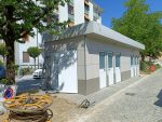 Monobloque de servicios «Urban Prestige» 10x3 m – acabado HPL y tejado doble (baños múltiples + accesible)