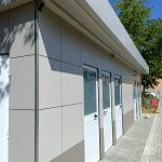 Monobloque de servicios «Urban Prestige» 10x3 m – acabado HPL y tejado doble (baños múltiples + accesible)