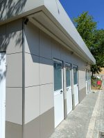 Monobloque de servicios «Urban Prestige» 10x3 m – acabado HPL y tejado doble (baños múltiples + accesible)