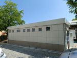 Monobloque de servicios «Urban Prestige» 10x3 m – acabado HPL y tejado doble (baños múltiples + accesible)
