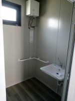 Garita prefabricada «Architectural» (6×3,5 m) – acabado Corten, baño para personas con movilidad reducida e informe energético