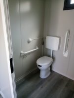 Garita prefabricada «Architectural» (6×3,5 m) – acabado Corten, baño para personas con movilidad reducida e informe energético