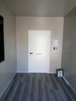 Garita prefabricada «Architectural» (6×3,5 m) – acabado Corten, baño para personas con movilidad reducida e informe energético