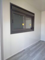 Garita prefabricada «Architectural» (6×3,5 m) – acabado Corten, baño para personas con movilidad reducida e informe energético