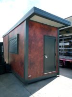 Garita prefabricada «Architectural» (6×3,5 m) – acabado Corten, baño para personas con movilidad reducida e informe energético