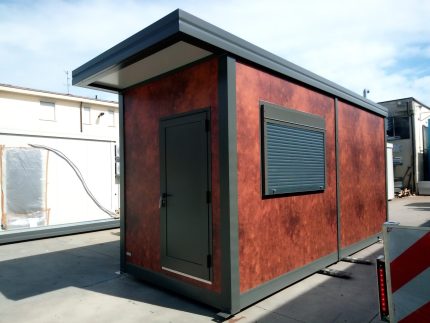 Garita prefabricada «Architectural» (6×3,5 m) – acabado Corten, baño para personas con movilidad reducida e informe energético