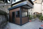 Garita prefabricada premium «Design Corten» (4×2,5 m) – con baño, climatización y ventanilla pasadocumentos