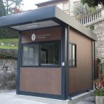 Garita prefabricada premium «Design Corten» (4×2,5 m) – con baño, climatización y ventanilla pasadocumentos