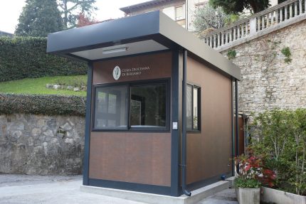 Garita prefabricada premium «Design Corten» (4×2,5 m) – con baño, climatización y ventanilla pasadocumentos