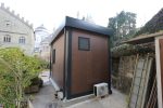 Garita prefabricada premium «Design Corten» (4×2,5 m) – con baño, climatización y ventanilla pasadocumentos