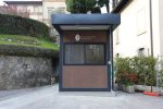 Garita prefabricada premium «Design Corten» (4×2,5 m) – con baño, climatización y ventanilla pasadocumentos