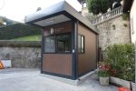 Garita prefabricada premium «Design Corten» (4×2,5 m) – con baño, climatización y ventanilla pasadocumentos