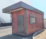 Garita prefabricada «Architectural» (6×3,5 m) – acabado Corten, baño para personas con movilidad reducida e informe energético