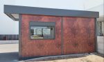 Garita prefabricada «Architectural» (6×3,5 m) – acabado Corten, baño para personas con movilidad reducida e informe energético