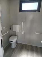 Garita prefabricada «Architectural» (6×3,5 m) – acabado Corten, baño para personas con movilidad reducida e informe energético