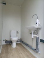 Contenedor sanitario doble 2,5 m x 2 m – 2 entradas independientes (WC + ducha) – aislado