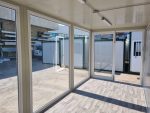 Monobloque de oficina «Showroom» acristalado (6×2,5 m) – con clima Hisense y cristales antirrobo