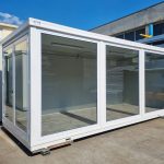 Monobloque de oficina «Showroom» acristalado (6×2,5 m) – con clima Hisense y cristales antirrobo