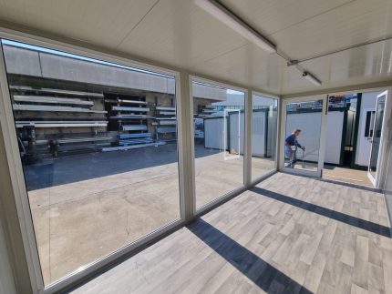Monobloque de oficina «Showroom» acristalado (6×2,5 m) – con clima Hisense y cristales antirrobo