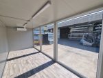 Monobloque de oficina «Showroom» acristalado (6×2,5 m) – con clima Hisense y cristales antirrobo