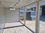 Monobloque de oficina «Showroom» acristalado (6×2,5 m) – con clima Hisense y cristales antirrobo