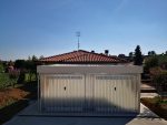 Garaje prefabricado doble 6x6 m aislado – 2 plazas de aparcamiento con portones basculantes motorizados