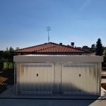 Garaje prefabricado doble 6x6 m aislado – 2 plazas de aparcamiento con portones basculantes motorizados