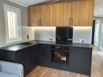 Casa móvil «Samos 2» 10×3,5 m – diseño moderno con 3 dormitorios (cocina negro mate y madera)